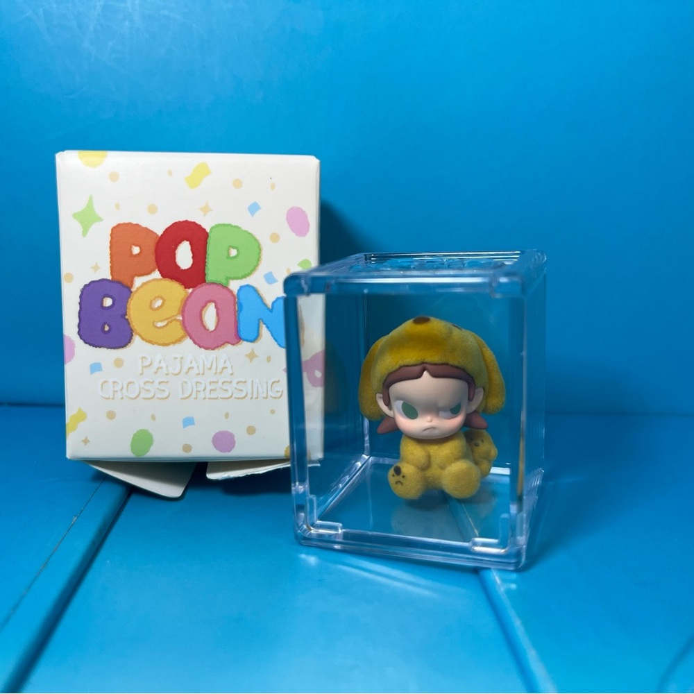 Pop Mart - Pop Beans - Pajama Cross Dressing - Zsiga Sitting Puppy with case